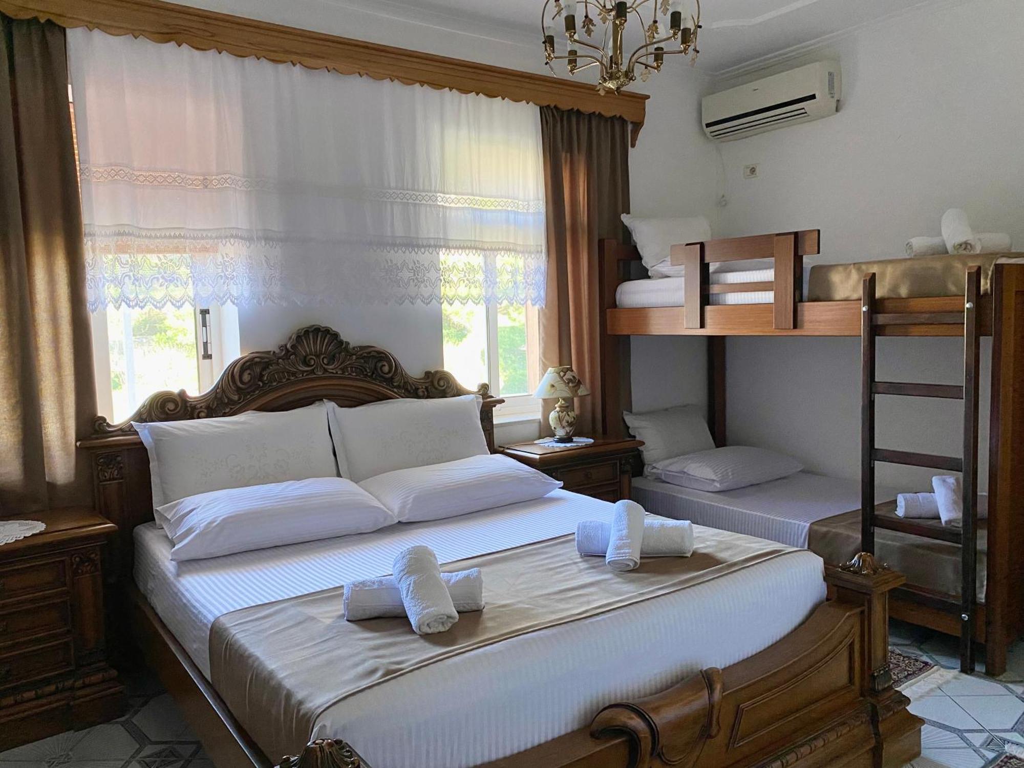 Yuri Guest House Gjirokastër Buitenkant foto