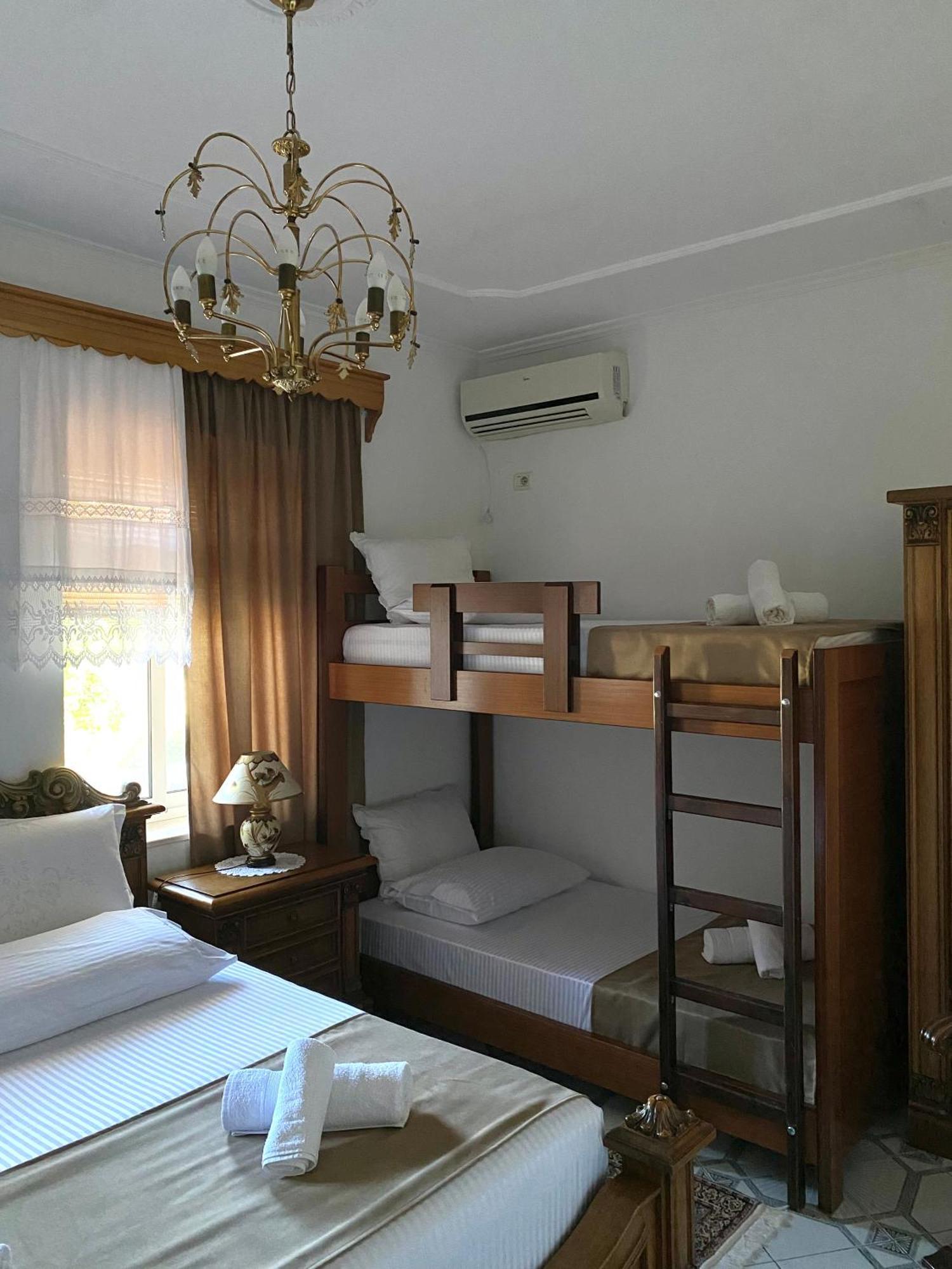 Yuri Guest House Gjirokastër Buitenkant foto